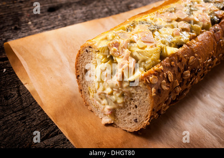 Grande sub panino farcito con insalata russa Foto Stock
