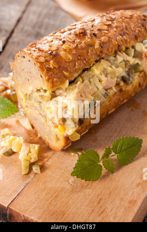 Unico sub con sandwich farciti con insalata gourment Foto Stock