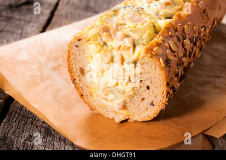 Unico sotto panino sul tavolo di legno Foto Stock