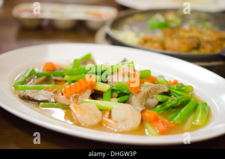 Close up stir gamberi fritti con un mix di verdure sul piatto Foto Stock