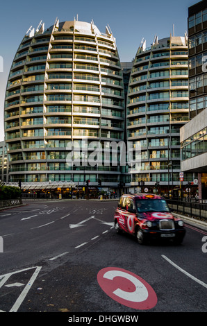 Taxi entrando Congestion Charge Zone off Old Street rotonda Foto Stock