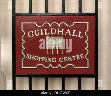 EXETER, DORSET, Regno Unito - 10 OTTOBRE 2013: Cartello sul Guildhall Centre Foto Stock