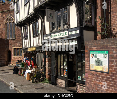 EXETER, DORSET, Regno Unito - 10 OTTOBRE 2013: Negozio in un edificio a graticcio Tudor a Exeter di Steppote Hill Foto Stock