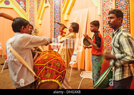 Musicisti di suonare brani di musica tradizionale all'interno di un pandal durante la dea Durga cerimonia di culto, Calcutta, Bengala, India Foto Stock