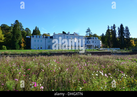 Xviii secolo Coworth Park Hotel in autunno, Blacknest Road, Ascot Berkshire, Inghilterra, Regno Unito Foto Stock