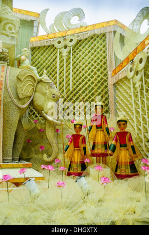 Decorazione di un pandal, struttura temporanea, Durga culto Festival, Calcutta, Bengala Foto Stock