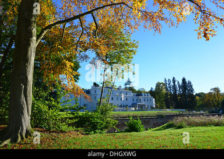 Xviii secolo Coworth Park Hotel in autunno, Blacknest Road, Ascot Berkshire, Inghilterra, Regno Unito Foto Stock