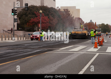 Strada asfaltata resurfacing equipaggio al lavoro - Washington DC, Stati Uniti d'America Foto Stock