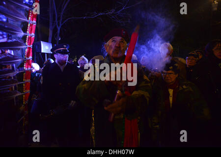 Washington, Distretto di Columbia, Stati Uniti, STATI UNITI D'AMERICA. Decimo Nov, 2013. Il comandante JAKE SINGER un veterano del Vietnam da Navajo Nation in Arizona, esegue un nativo americano cerimonia della tubazione che offre la pace al mondo e ai compagni caduti. Durante il ventesimo Aniniversary commemorazione del delle donne del Vietnam Memorial. © Miguel Juarez Lugo/ZUMAPRESS.com/Alamy Live News Foto Stock