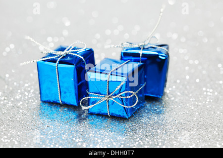 Natale blu confezioni regalo su argento lucido sfondo Foto Stock