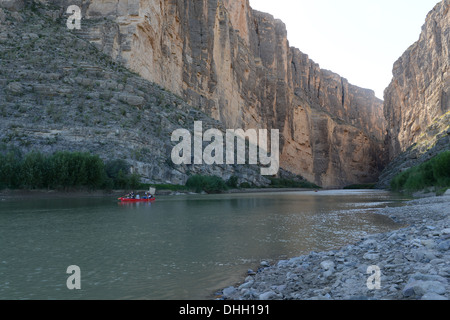 Drammatico il dessert e il paesaggio canyon nel Parco nazionale di Big Bend in Texas, Stati Uniti d'America Foto Stock