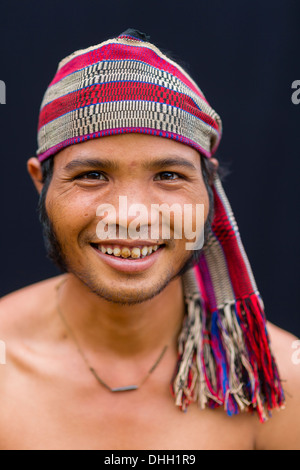 Ritratto di una minoranza Tompuon uomo con krama - provincia di Ratanakiri, Cambogia Foto Stock