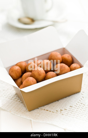 Il marzapane di palline in confezione regalo Foto Stock