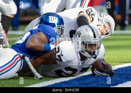 East Rutherford, New Jersey, USA. Xi Nov, 2013. 10 novembre 2013: Oakland Raiders running back Rashad Jennings (27) guarda come egli ha cercato di entrare nella zona di estremità, ma è stato breve le regole durante il gioco di NFL tra Oakland Raiders e New York Giants a MetLife Stadium di East Rutherford, New Jersey. I Giganti vincere 24-20. (Christopher Szagola/Cal Sport Media) © csm/Alamy Live News Foto Stock