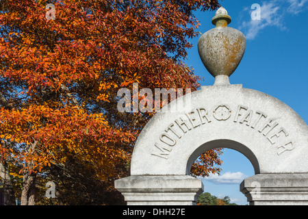 Monumento in pietra in onore della madre e del padre nel cimitero della chiesa vicino ad Atlanta, Georgia. (USA) Foto Stock