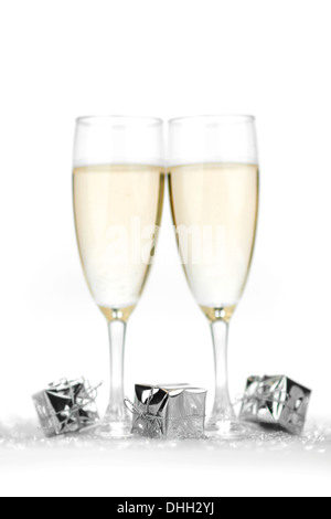 Due champagne flauti e doni su sfondo lucido Foto Stock