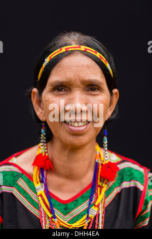 Ritratto di una collina Bunong tribù donna in abito tradizionale - zone di Mondulkiri Provincia, Cambogia Foto Stock