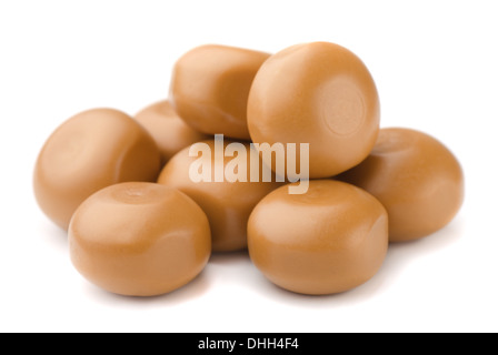 Pila di caramello e latte caramelle isolato su bianco Foto Stock