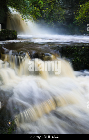 Calderone vigore a cascata di West Burton nel Yorkshire Dales Foto Stock