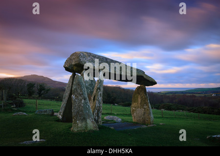 Pentre Ifan sepoltura camera Preseli Hills Pembrokeshire nel Galles al tramonto Foto Stock