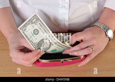 Overhead close up photo of a woman taking money out of her purse. Foto Stock