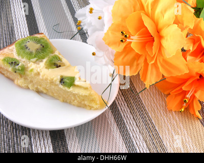 Torta con frutta e fiori Foto Stock