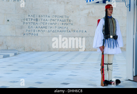 Atene Grecia Cambio della guardia al Parlamento e Unknown Soldier tomba con i soldati in abiti tradizionali e marciando Foto Stock