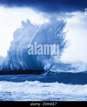 Giant Wave splash, grande marea potente in azione, tempesta meteo in un mare blu profondo, le forze della natura, disastri naturali Foto Stock