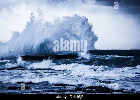 Tempestoso oceano onde, bellissimo paesaggio marino, grande marea potente in azione, tempesta meteo in un mare di un blu intenso, forze della natura Foto Stock