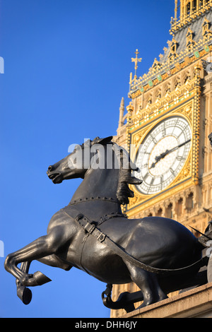 Big Ben e Boadicea cavallo di Westminster London Inghilterra England Foto Stock