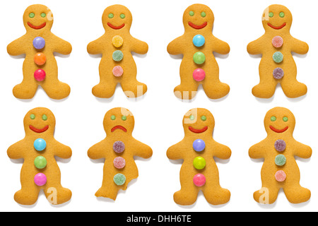 Sorridente gingerbread uomini con una sola eccezione, isolata su uno sfondo bianco. Foto Stock