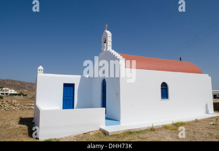 Grecia Mykonos Ano Mera small bianco blu e rosso chiesa ortodossa nella piccola città Foto Stock