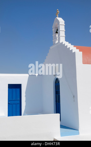 Grecia Mykonos Ano Mera small bianco blu e rosso chiesa ortodossa nella piccola città Foto Stock
