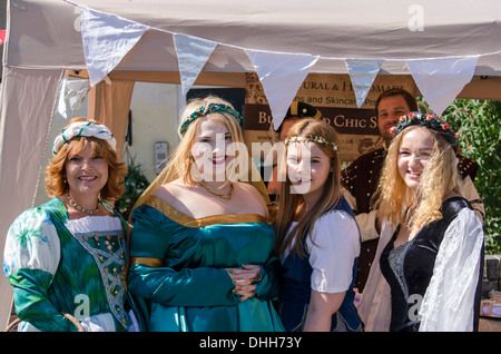 Persone vestite in costumi medievali Foto Stock