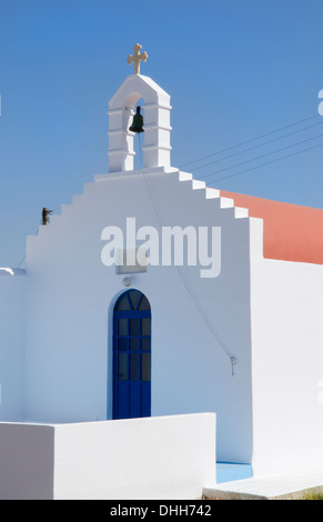 Grecia Mykonos Ano Mera small bianco blu e rosso chiesa ortodossa nella piccola città Foto Stock