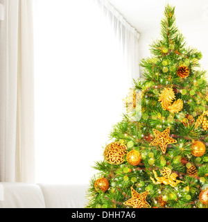 Bellissimo albero di Natale decorato a casa di lusso di decorazioni dorate, felice anno nuovo celebrazioni, vacanze invernali concept Foto Stock