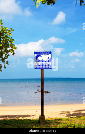 Tsunami i percorsi di evacuazione segno Foto Stock