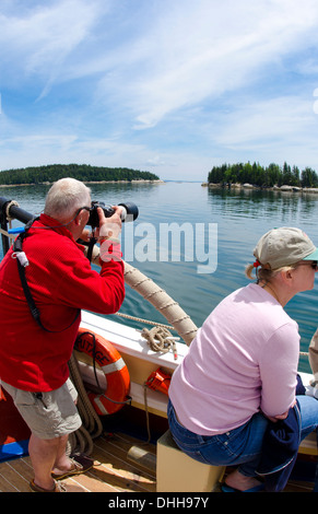 Patrimonio Schooner Windjammer barca a vela da Rockland Maine con passeggeri rilassante sul ponte di fotografare l'avventura Foto Stock