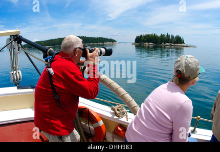 Patrimonio Schooner Windjammer barca a vela da Rockland Maine con passeggeri rilassante sul ponte di fotografare l'avventura Foto Stock