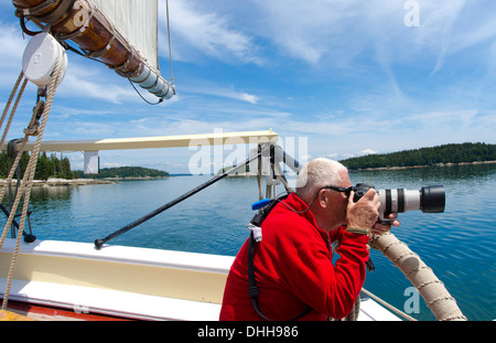 Patrimonio Schooner Windjammer barca a vela da Rockland Maine con passeggeri rilassante sul ponte di fotografare l'avventura Foto Stock