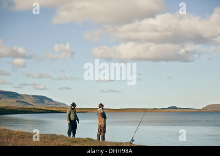 Gli uomini sul viaggio di pesca Foto Stock