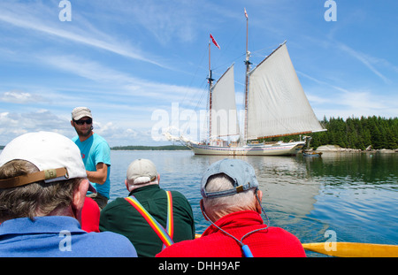 Patrimonio Schooner Windjammer barca a vela da Rockland Maine shore lobster cuocere sulla spiaggia con passeggeri per turismo Foto Stock