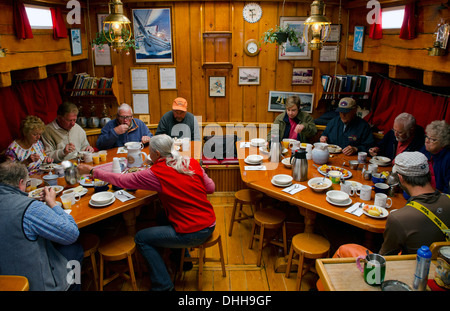 Patrimonio Schooner Windjammer barca a vela da Rockland Maine cucina colazione pasto con i turisti marinai Foto Stock