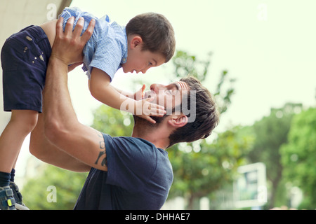 Padre figlio di sollevamento Foto Stock