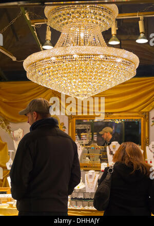 Manhattan, New York, Stati Uniti Il 9 novembre 2013. I visitatori di ghiaccio e skate shop presso la vacanza annuale negozi, al villaggio di inverno pista di pattinaggio a Bryant Park durante la notte. © Ann e Parry/Alamy Live News Foto Stock