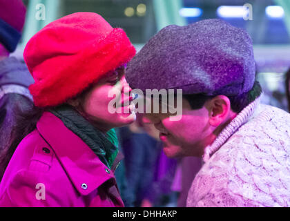 Manhattan, New York, Stati Uniti Il 9 novembre 2013. I visitatori di ghiaccio e skate shop presso la vacanza annuale negozi, al villaggio di inverno pista di pattinaggio a Bryant Park durante la notte. © Ann e Parry/Alamy Live News Foto Stock