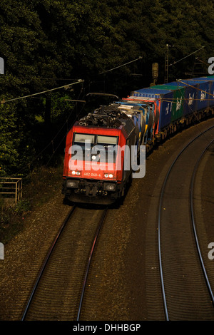 E-Lok 482 049-4 (BR185) der FFS Mit einem Güterzug auf der Rollbahn (KBS385 Wanne Eikel-Hamburg KM124) bei Osnabrück (Okt 2013) Foto Stock