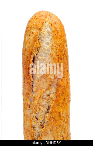 Primo piano di un grano intero baguette su sfondo bianco Foto Stock