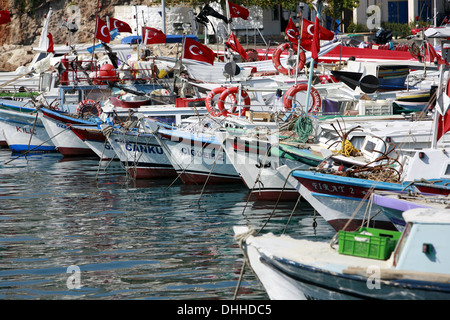 Barche da pesca in porto vecchio Foto Stock