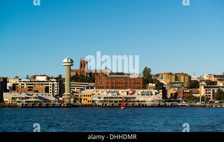 Newcastle sullo skyline dalla Hunter River che mostra il CBD, la cattedrale di Christ Church, Queens Wharf e il Queens Wharf Tower. Foto Stock